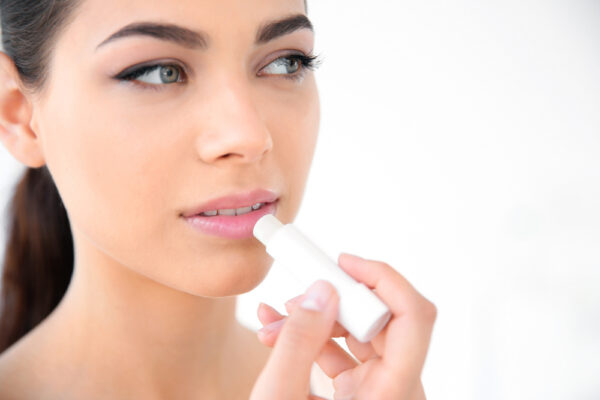 Zes verrassende toepassingen van natuurlijke lippenbalsem, meer dan alleen voor je lippen!