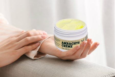 Ambachtscreme in de hand