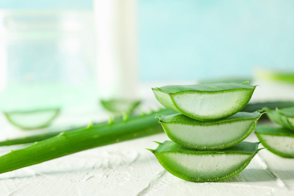 Aloe vera gel wordt aangebracht op extreem droge handen voor intensieve hydratatie en huidherstel.