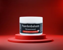 Vergelijking van Oud Hollandsche spier- en gewrichtscrème en Lucovitaal Paardebalsem, beide bedoeld voor verlichting van spier- en gewrichtspijn. De Oud Hollandsche crème onderscheidt zich door zijn rijke samenstelling met arnica, menthol en lavendel, die niet alleen ontspanning bieden maar ook de bloedsomloop stimuleren en het herstel versnellen. In tegenstelling tot Paardebalsem, dat vooral verkoelend werkt, biedt de Oud Hollandsche crème een diepere werking en is geschikt voor zowel acute als langdurige klachten in rug, nek, schouders en knieën. Afbeelding toont beide tubes, waarbij de Oud Hollandsche variant wordt aanbevolen voor wie op zoek is naar een krachtig, natuurlijk en traditioneel verzorgingsproduct. Ideaal voor dagelijks gebruik en geliefd bij mensen die écht verlichting willen voelen.