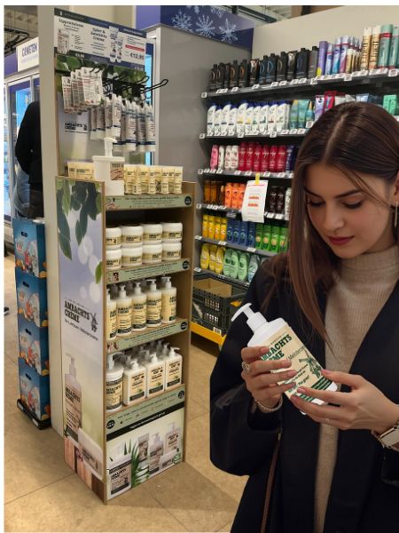 dame in de Jumbo , dat het etiket leest van de Ambachtscreme